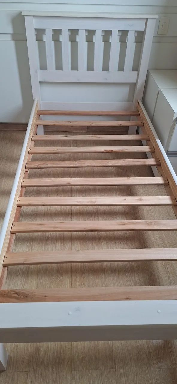 Cama de solteiro branca semi nova