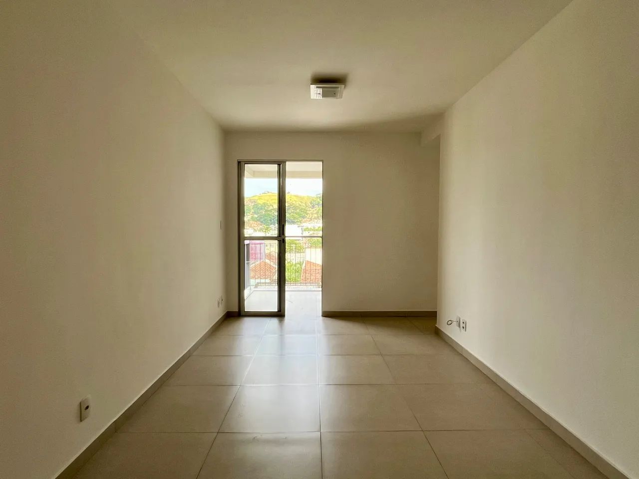 Apartamento com varanda e 2 quartos no Centro para venda e locação - Foto 2
