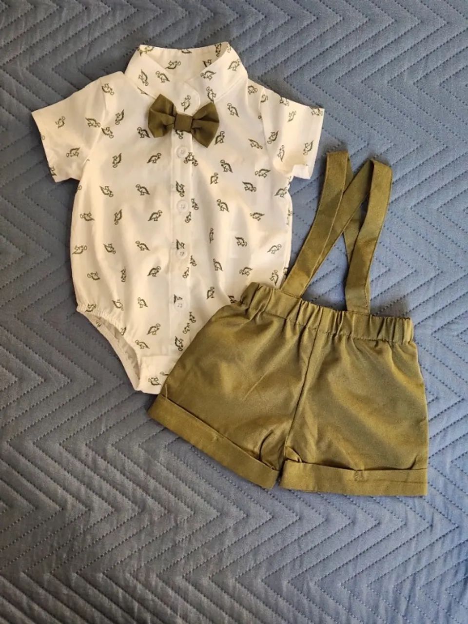 conjunto body de dinossauro e short com suspensório