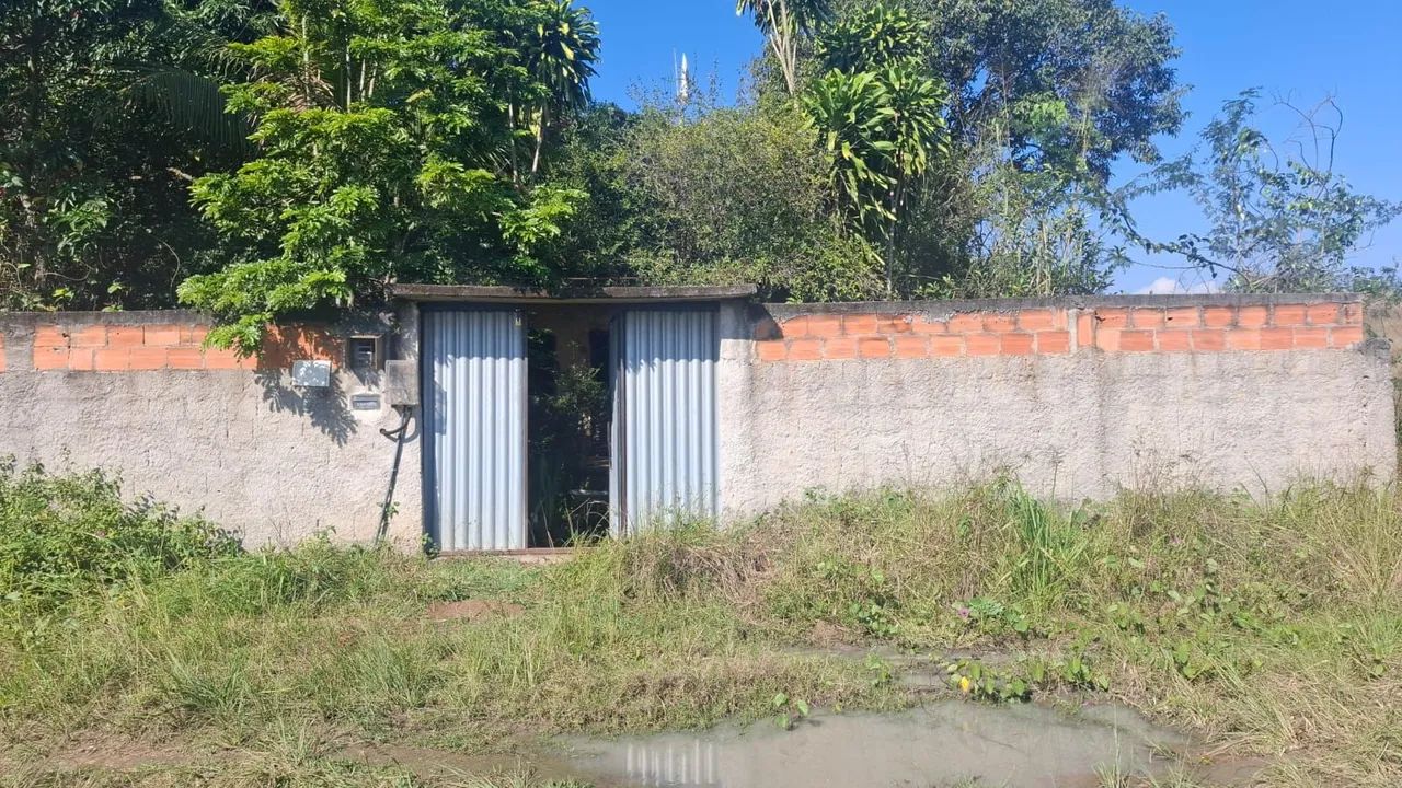 Vendo uma casa com dois terrenos 