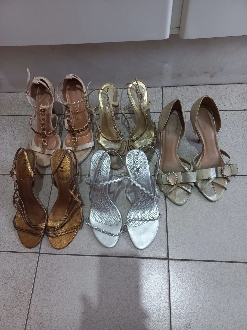 5 pares de sandálias 