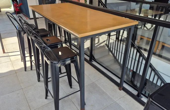 Conjunto Bistrô com Mesa e 4 Banquetas