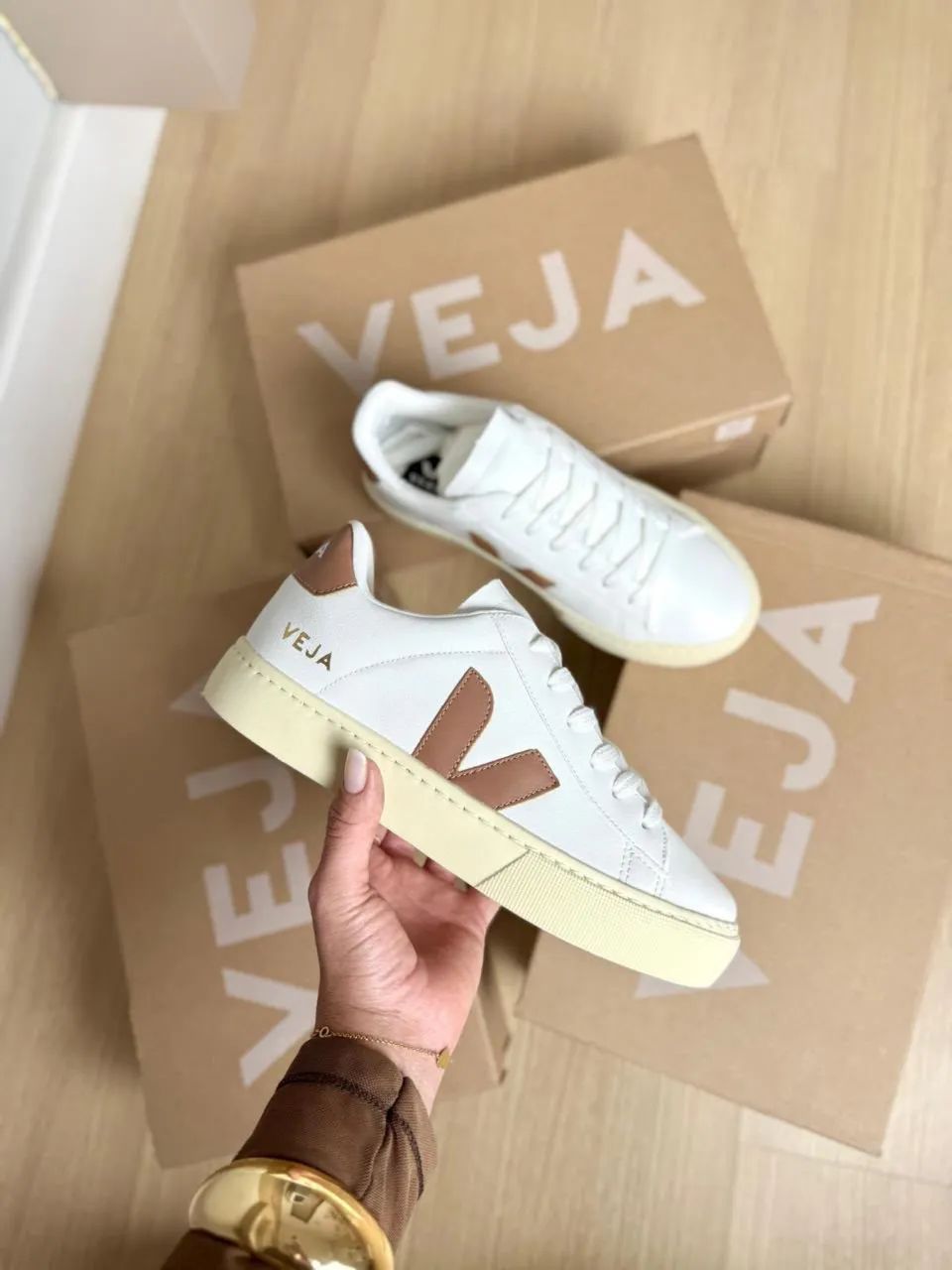 Tenis Casual Branco e Marrom