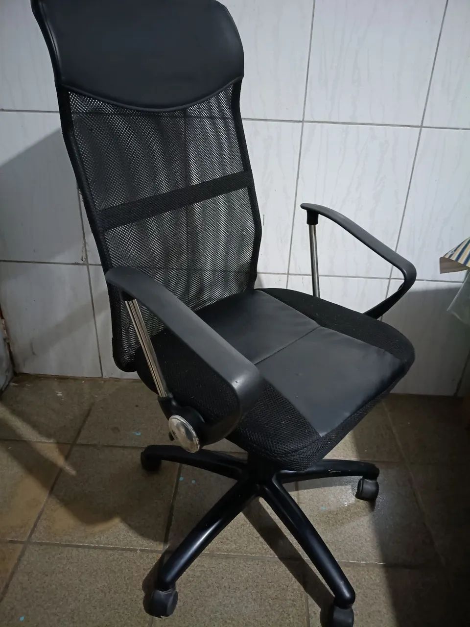 Cadeira de escritório com regulagem de altura .. Funcionando perfeitamente  - Foto 3