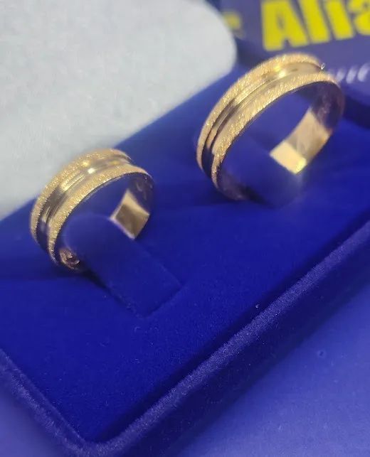 Alianças Ouro 18 Kilates Noivado Casamento Peso 7.30 Gramas 6 mm Detalhes  Lisa e Fosca no - Foto 3
