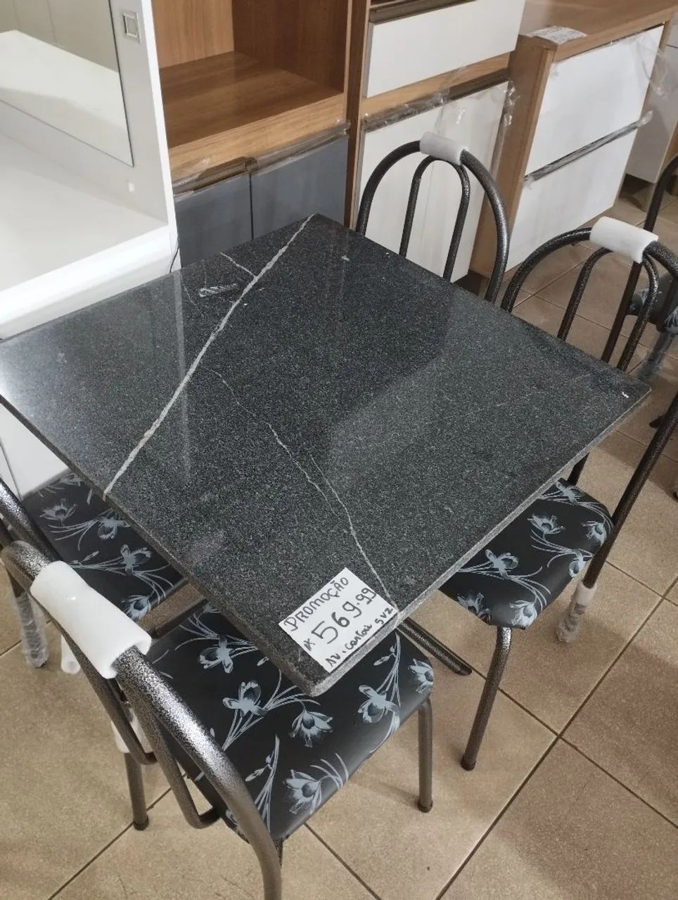 Mesa com 4 cadeiras 