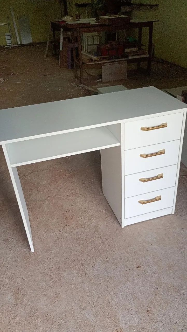 Mesa de 1 metro com 4 gavetas