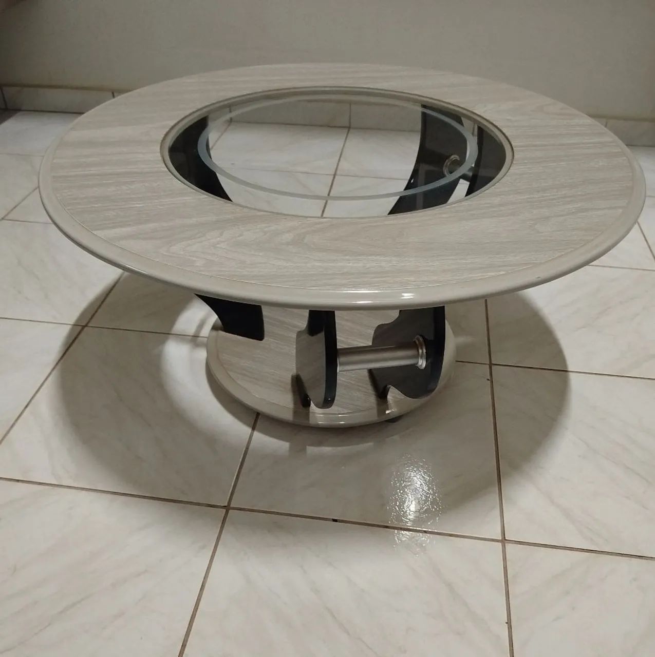 Mesa de Centro Moderna Circular - Amadeirado e Vidro.
