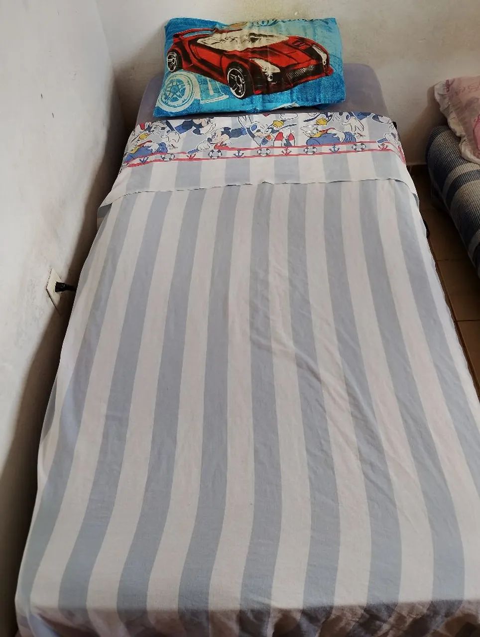 Cama solteiro, mais cama auxiliar 