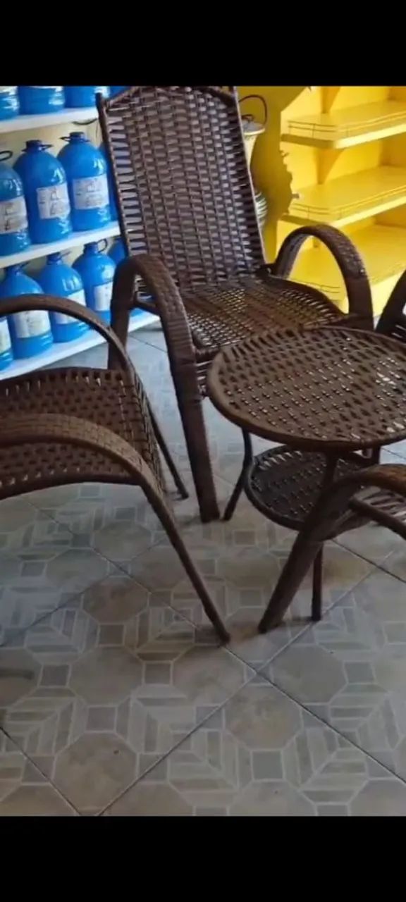 Conjunto de cadeiras e mesa 