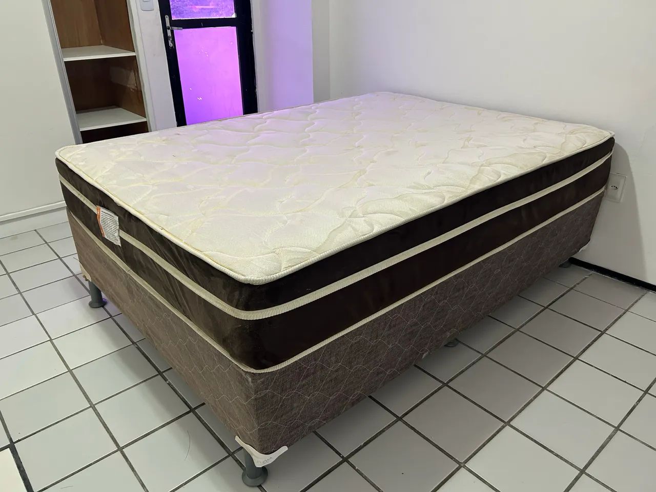Vendo cama super conservada tamanho quem