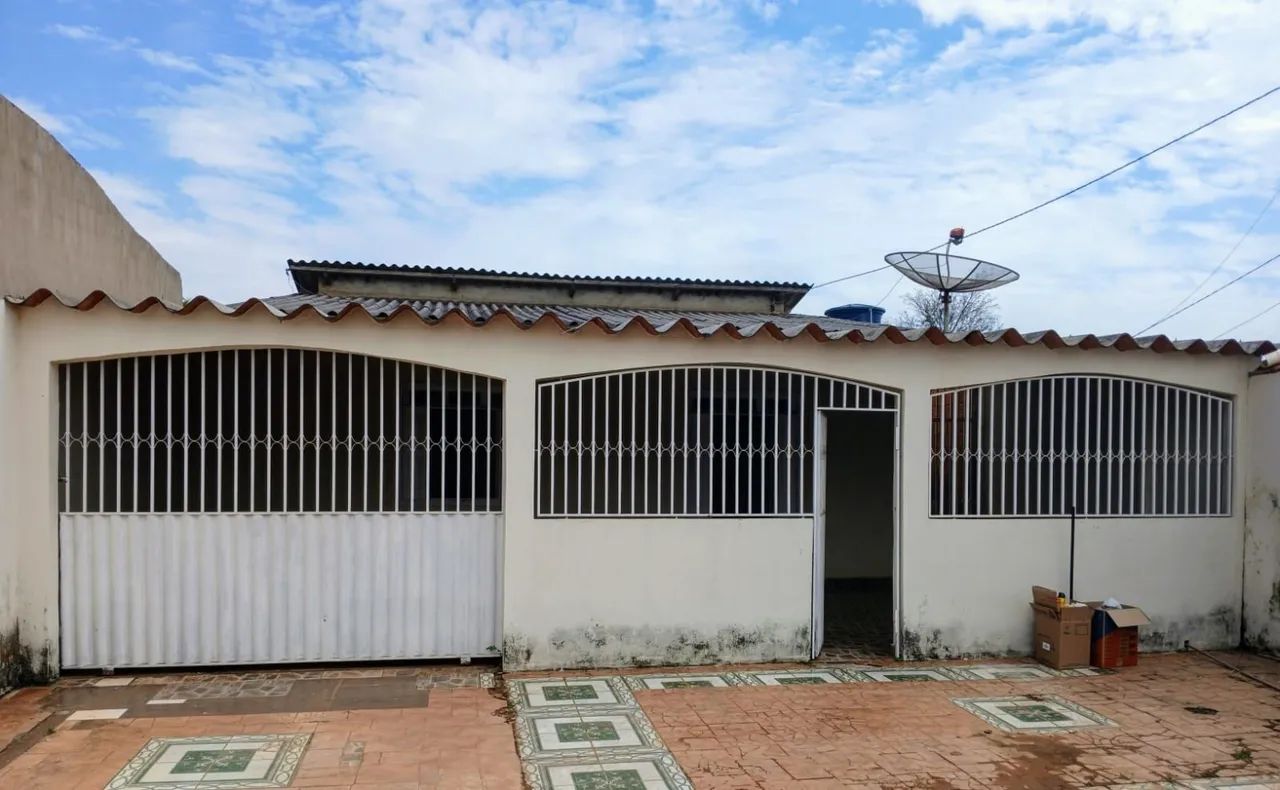 ALUGA-SE CASA BEM AMPLA ! 