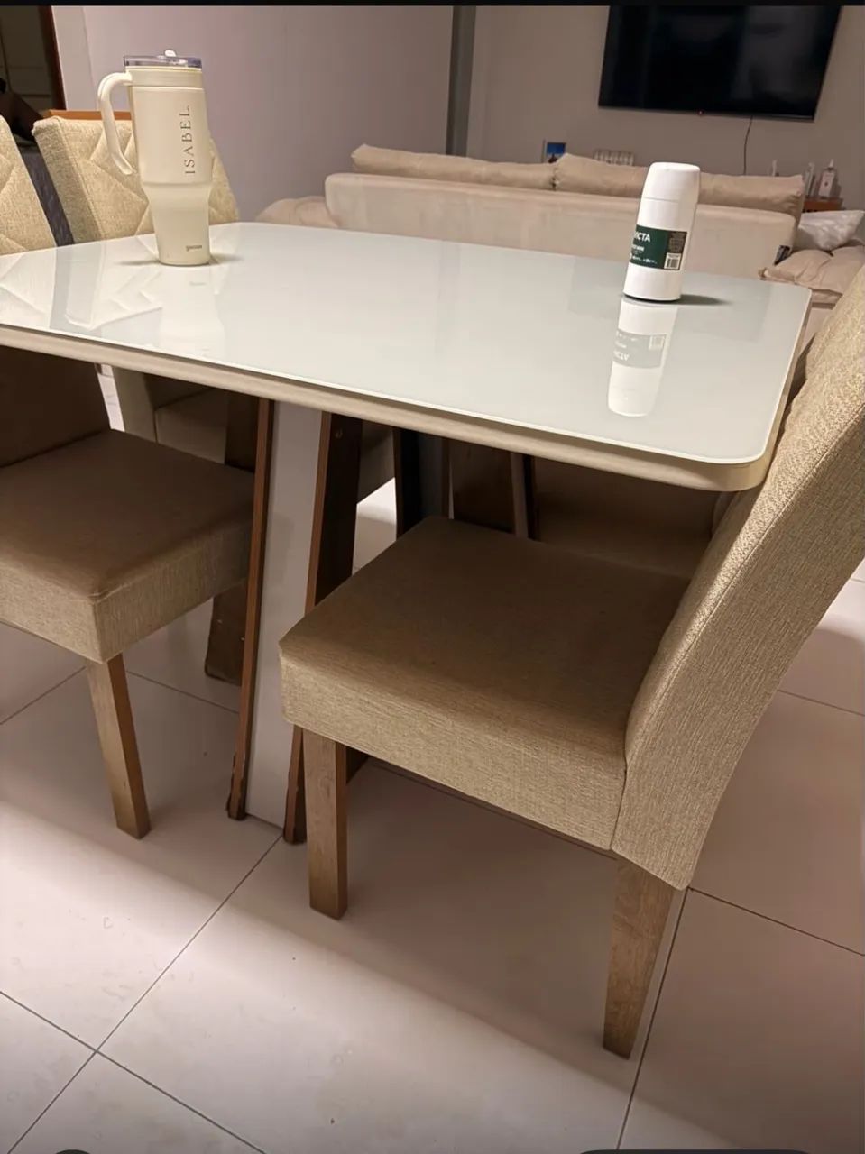 Vende-se Mesa com 4 cadeiras com avaria nas pernas  - Foto 3
