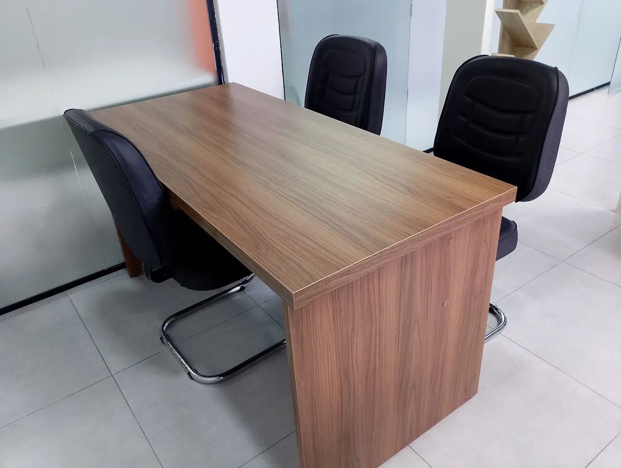 Mesa de Atendimento com 3 Cadeiras Executivas - Foto 2