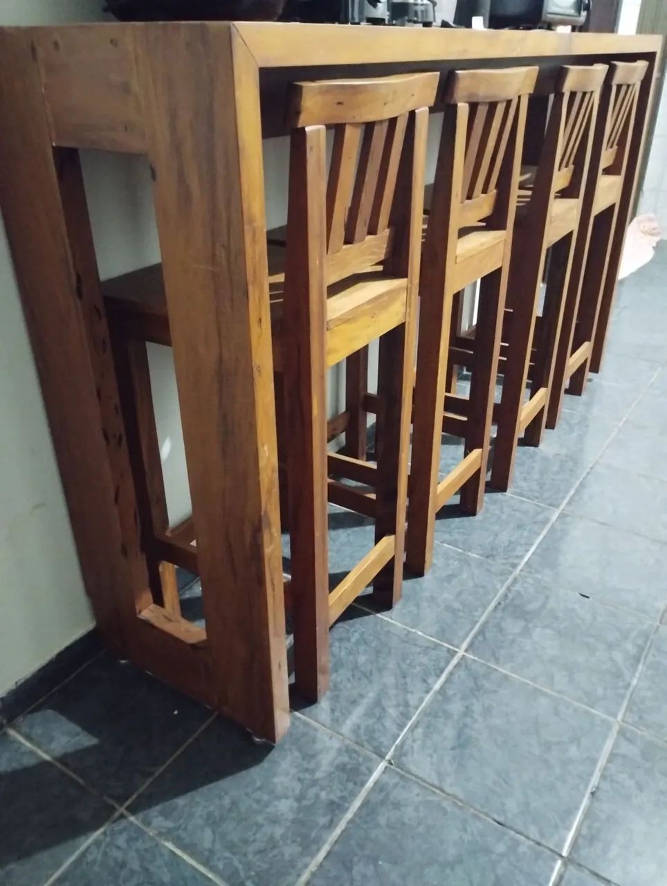 Mesa estilo Bancada Gourmet com Cadeiras. 