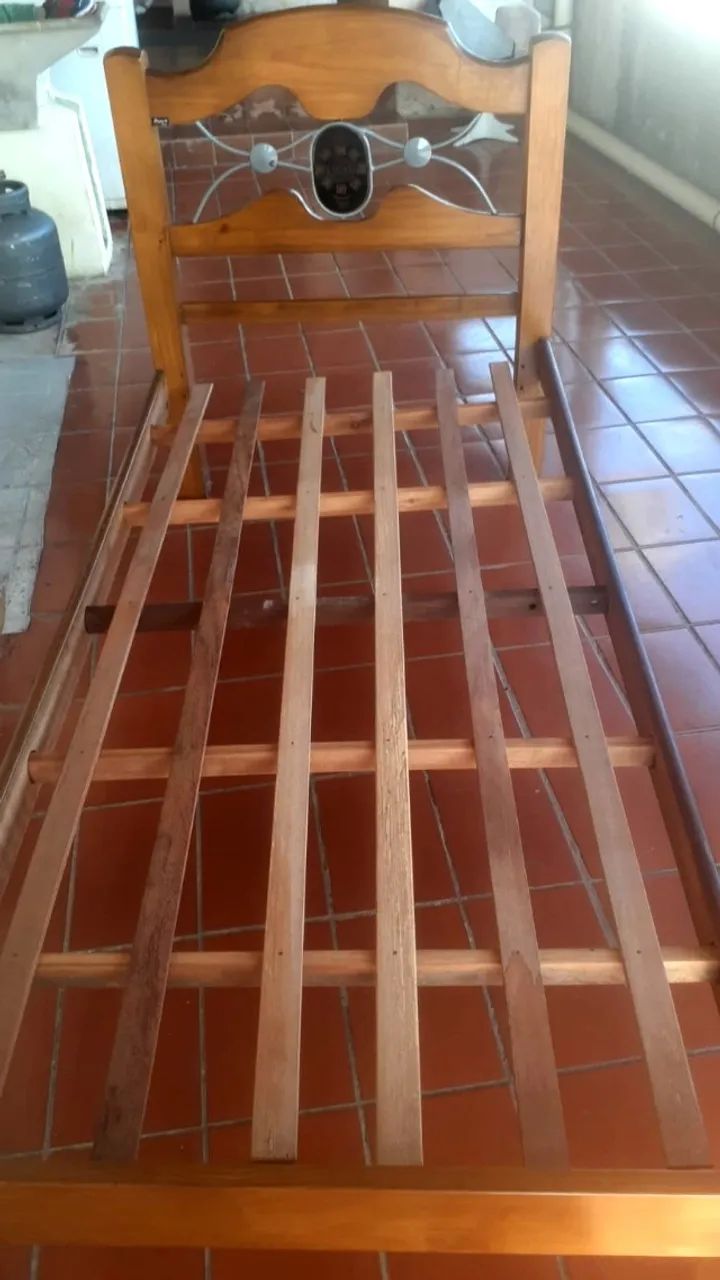 Cama em madeira maciça solteirão usada  - Foto 3