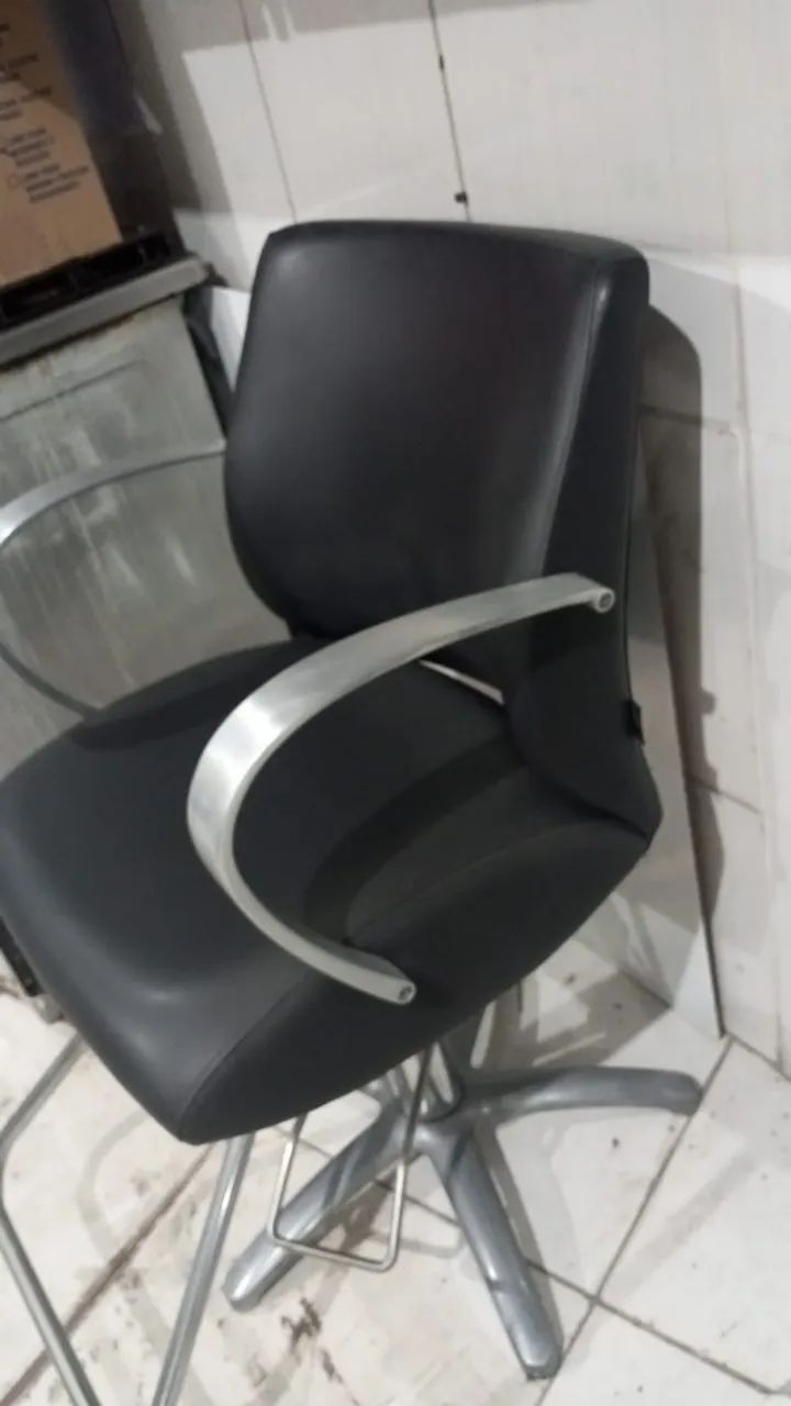 (Cód 046) Cadeira de barbeiro PRISMEC com base giratória  - Foto 2