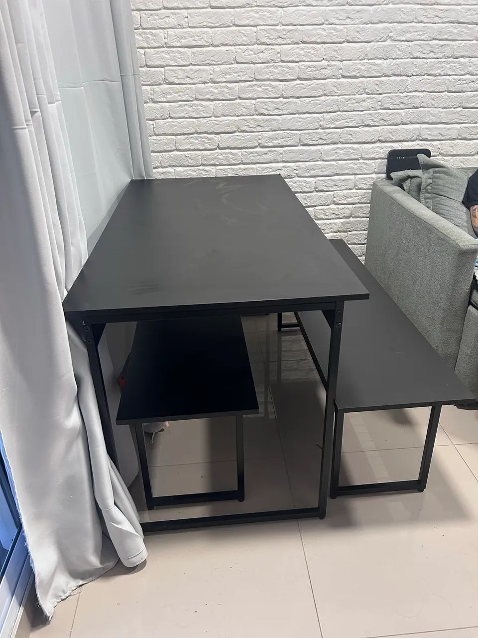 Mesa preta com dois bancos estilo industrial 