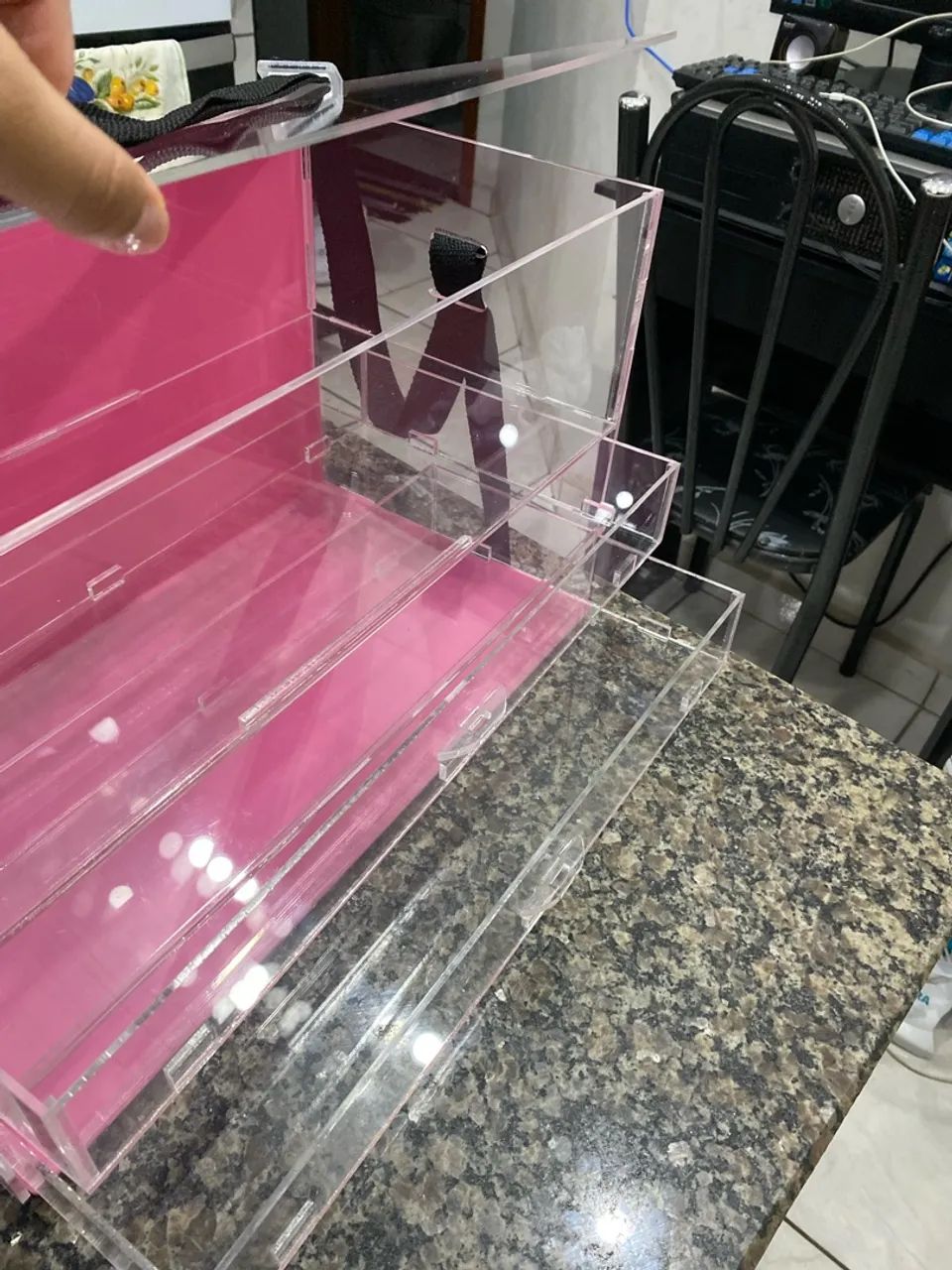 Caixa Expositora Rosa em Acrílico para Confeitaria (Com Alça e Gavetas) - Impecável! - Foto 4