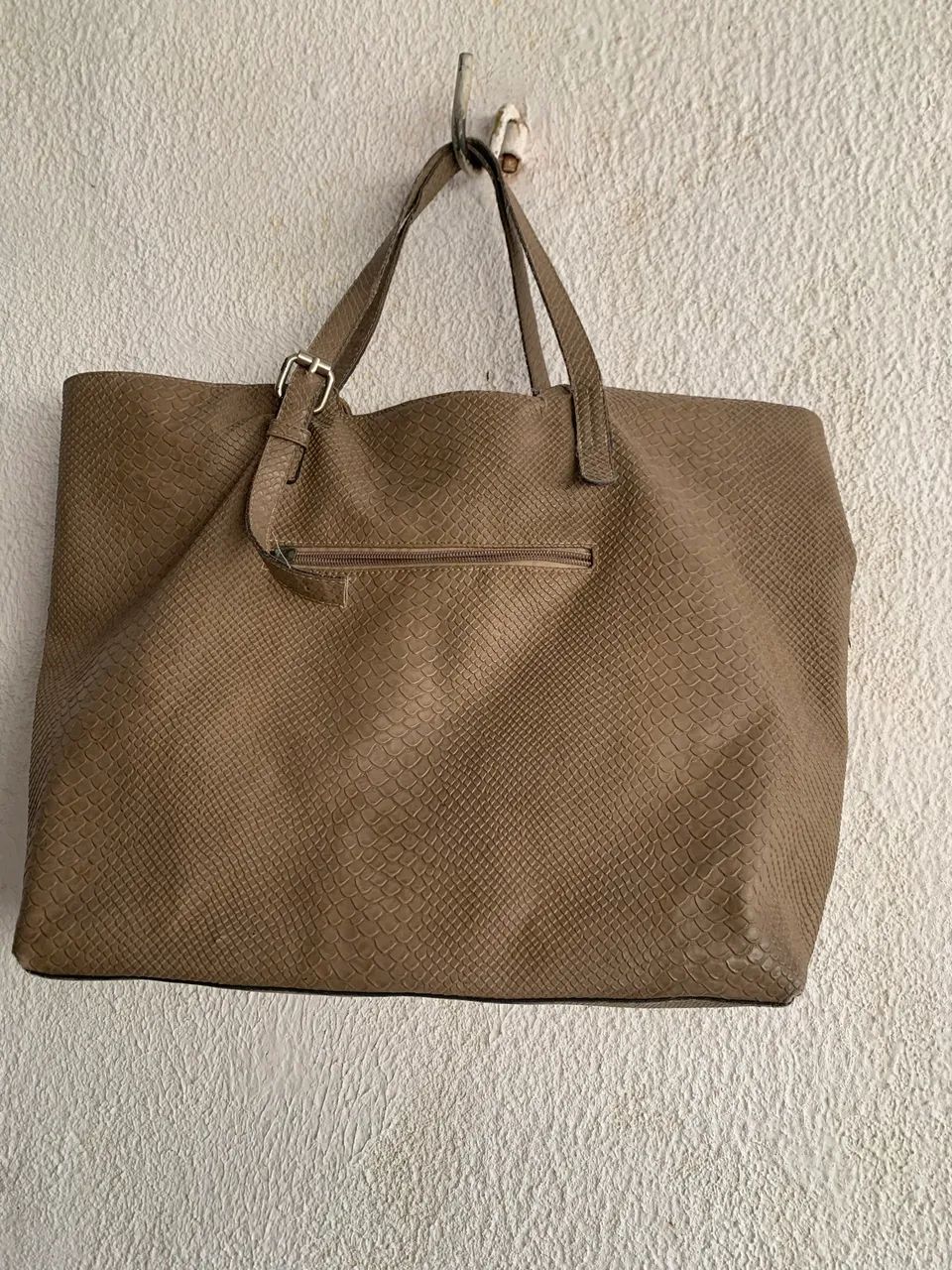 Bolsa de couro sintético  com algumas marcas de udo