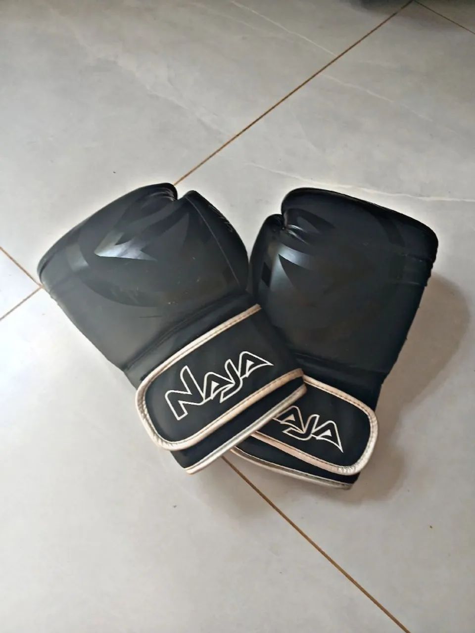 Luva naja black line, para Muay thai e boxe