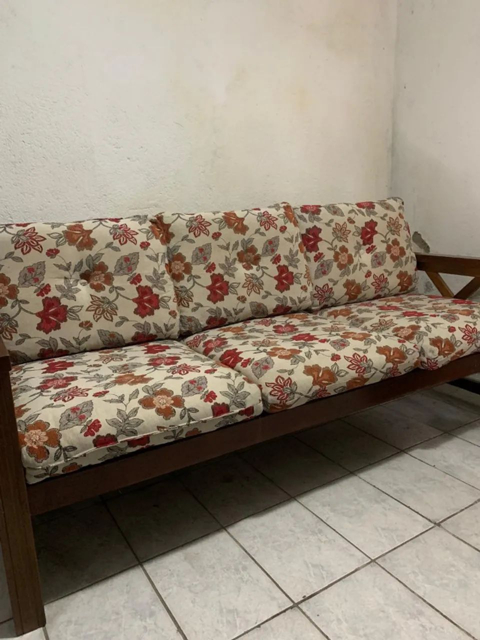SOFA DE MADEIRA REFORÇADA COM ALMOFADAS 3 LUGARES  - Foto 3