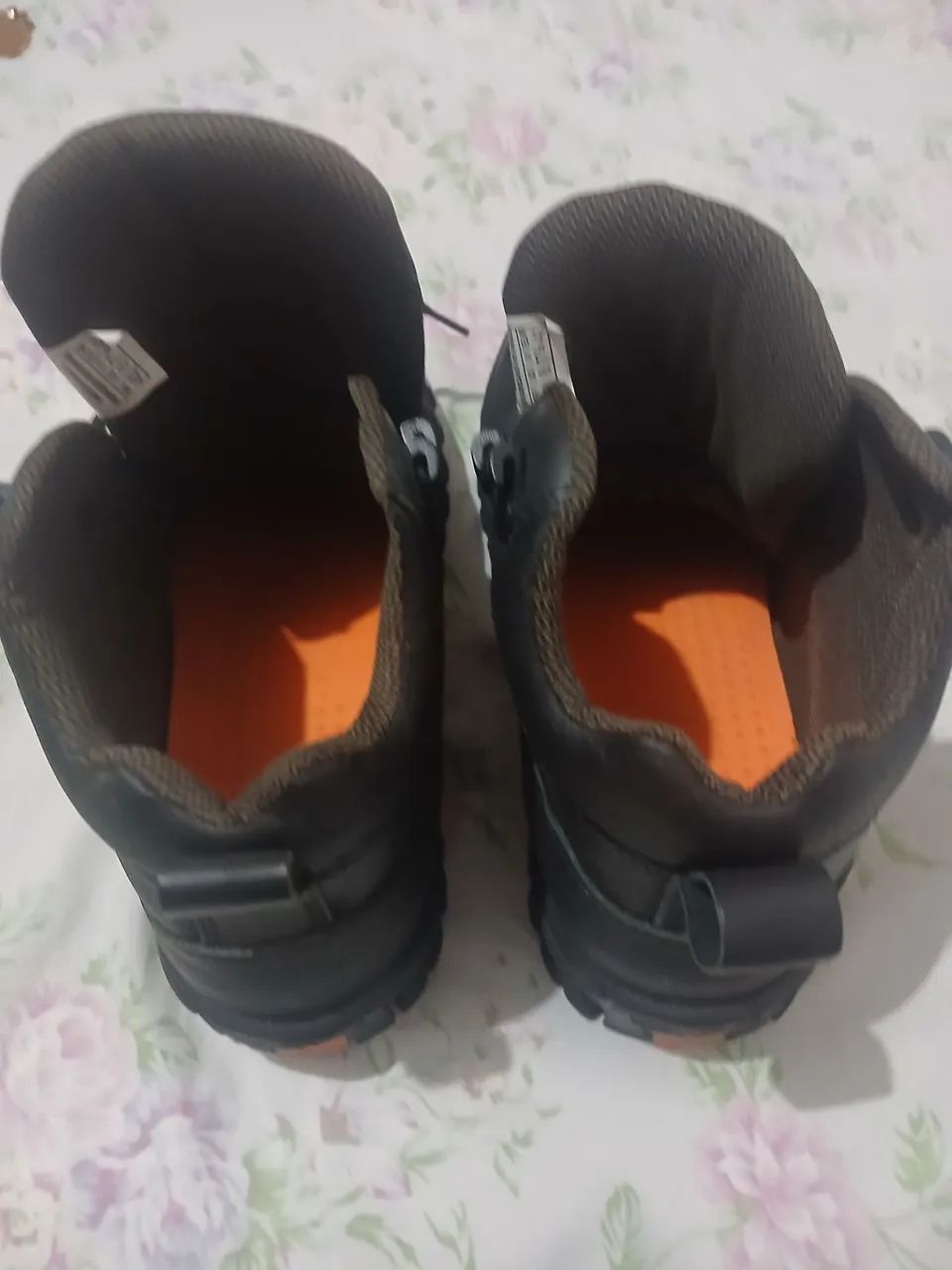 Vede-se uma bota acolchoada  - Foto 2