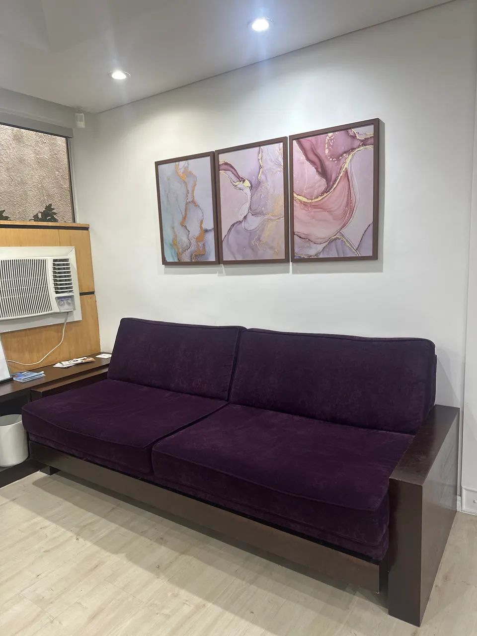 2 Sofás de Veludo Roxo - 6 e 5 Lugares - Excelente Estado - Foto 2