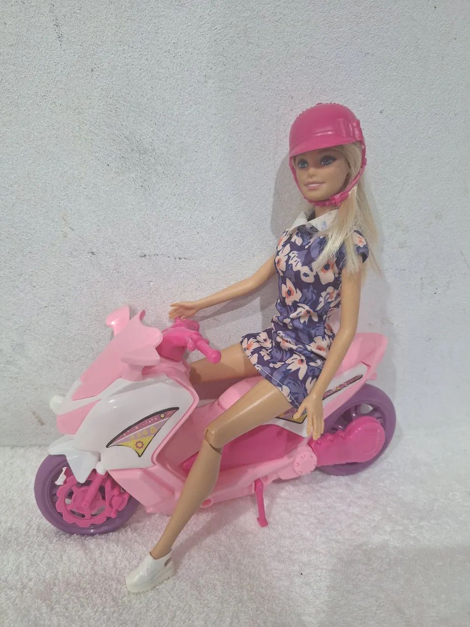 Boneca Barbie e moto