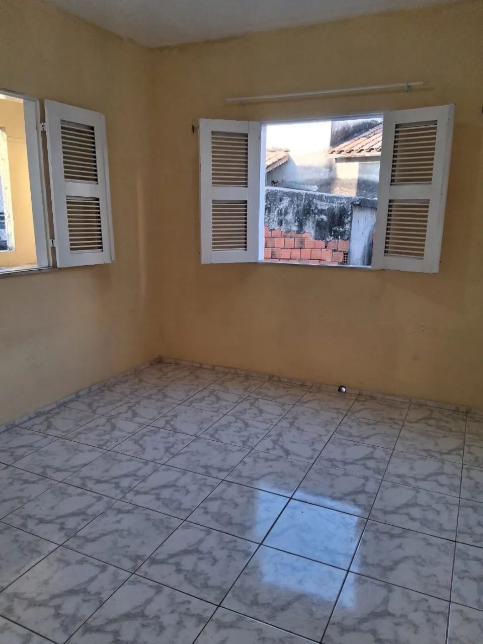 ALUGA-SE CASA COM COBERTURA NA AV. MISTER HULL  - Foto 4