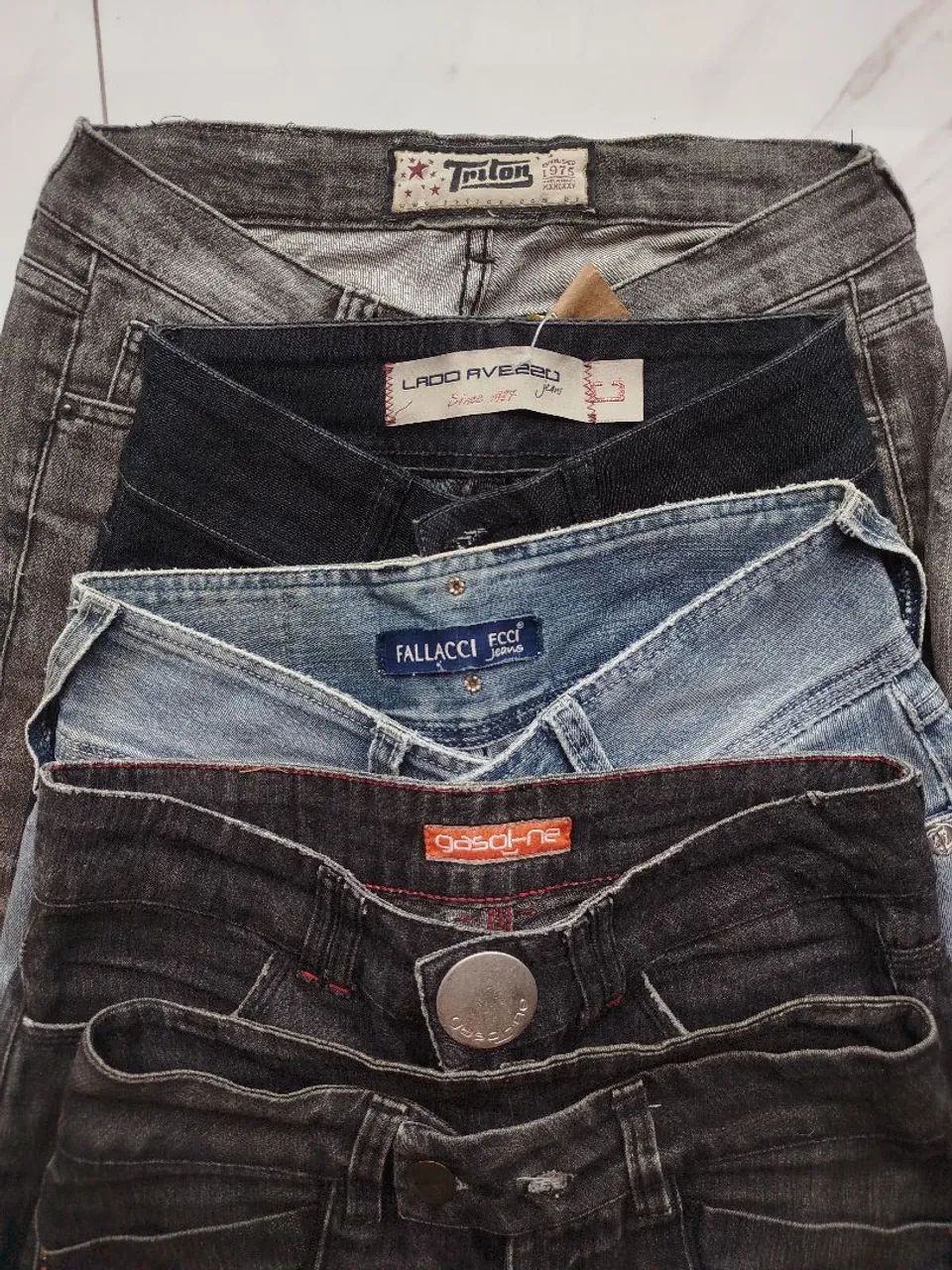 10 calças e 2 bermudas jeans sortidas - Foto 2
