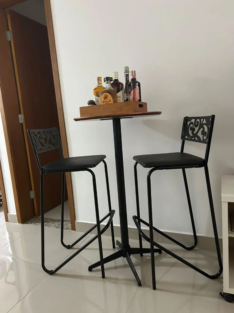 Mesa com banquetas - Foto 2