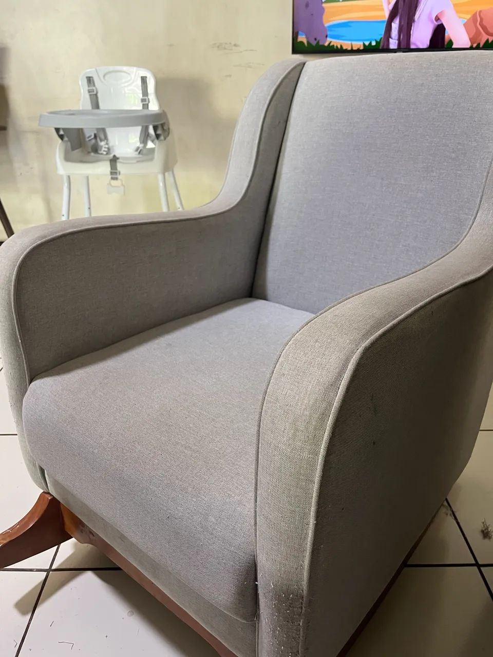 Poltrona de amamentar com apoio para os pés 