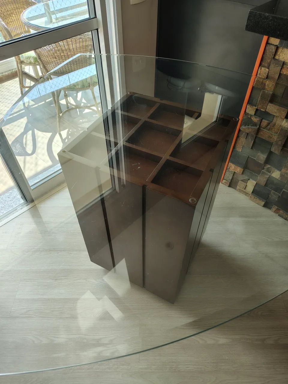 Vendo Mesa Triangular de Vidro com Base em Madeira Linda Perfeito Estado de conservação  - Foto 4