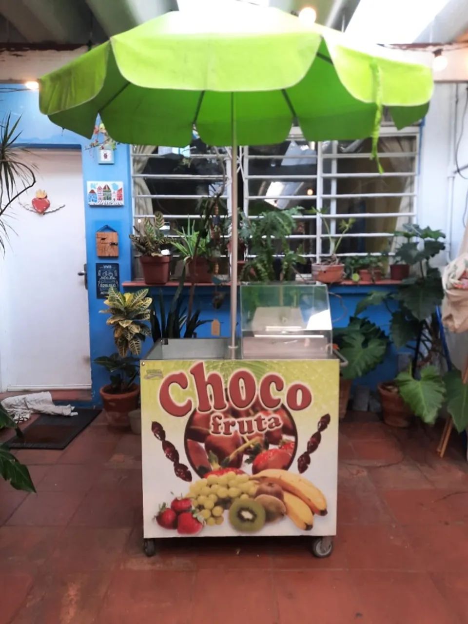 Carrinho para espetinho de frutas com cobertura de chocolate
