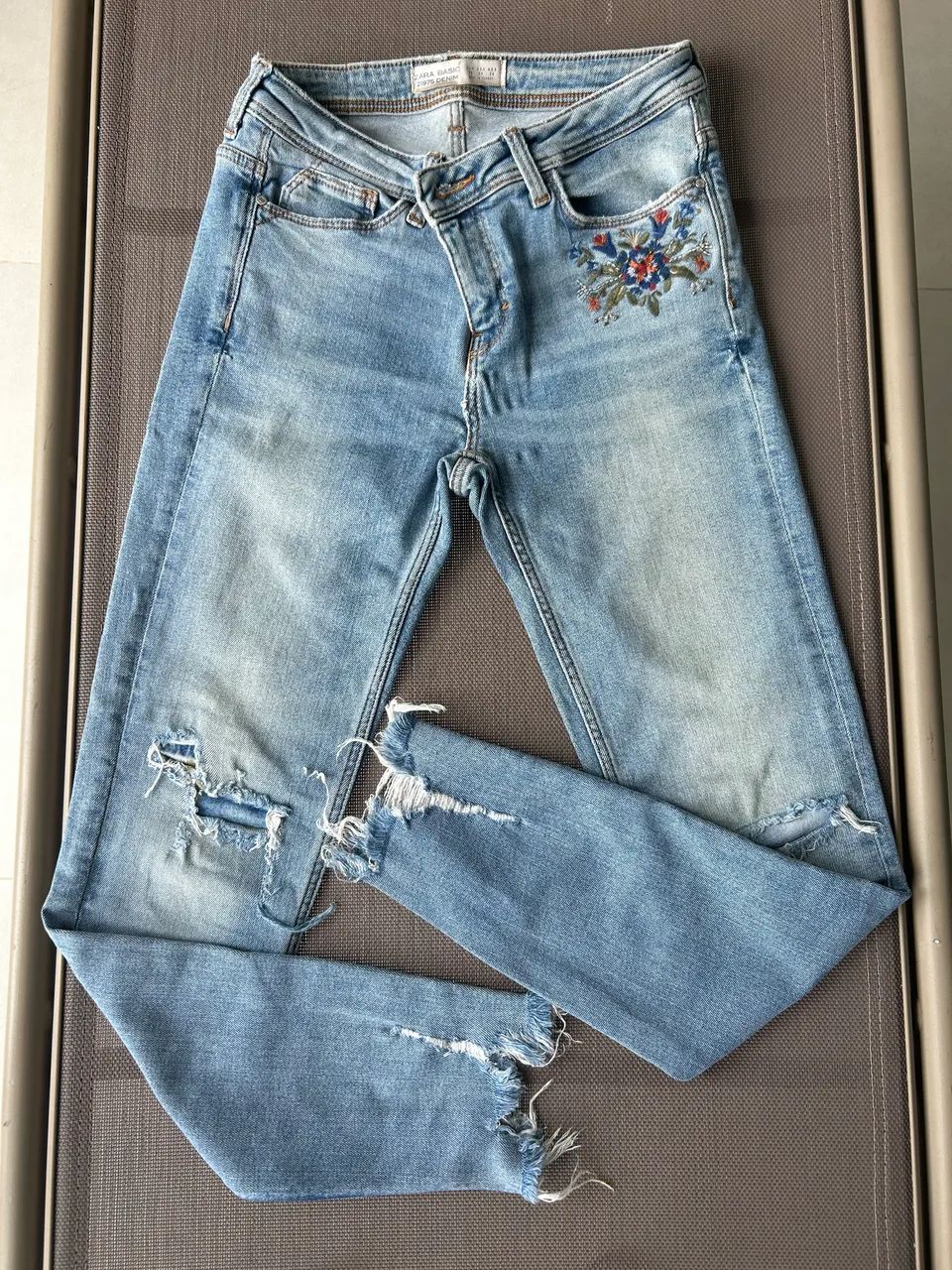 CALÇAS ZARA TAM 38 - PRETA, ESTAMPADA E JEANS BORDADA  - Foto 2