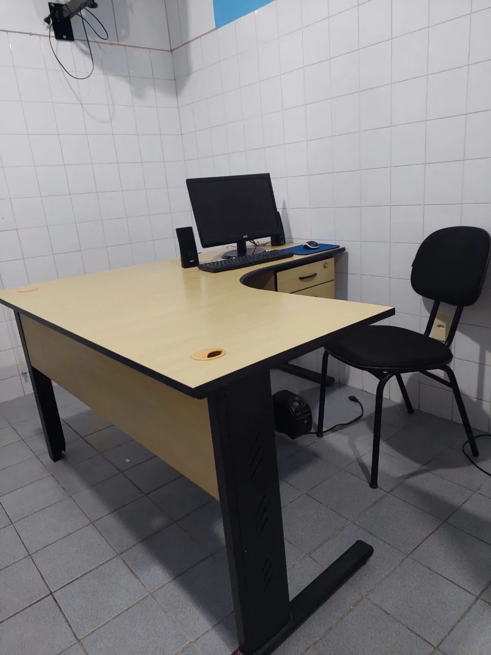 MESA ESCRITÓRIO EM L + armário complementar 3 divisoria 