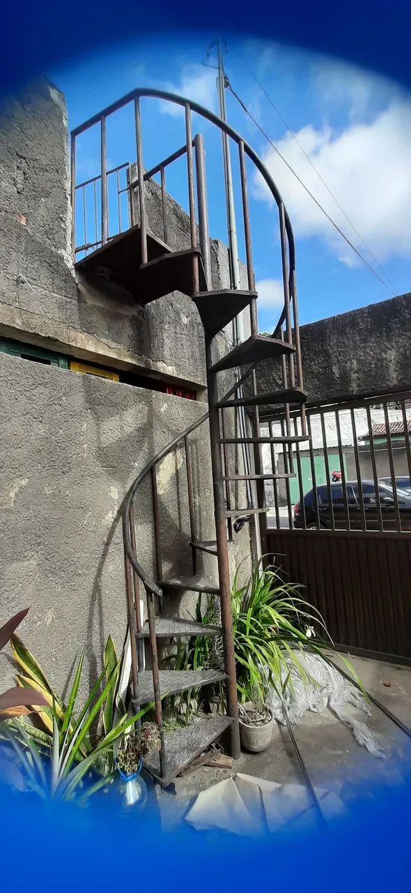 Escada caracol compacta e resistente - Foto 5