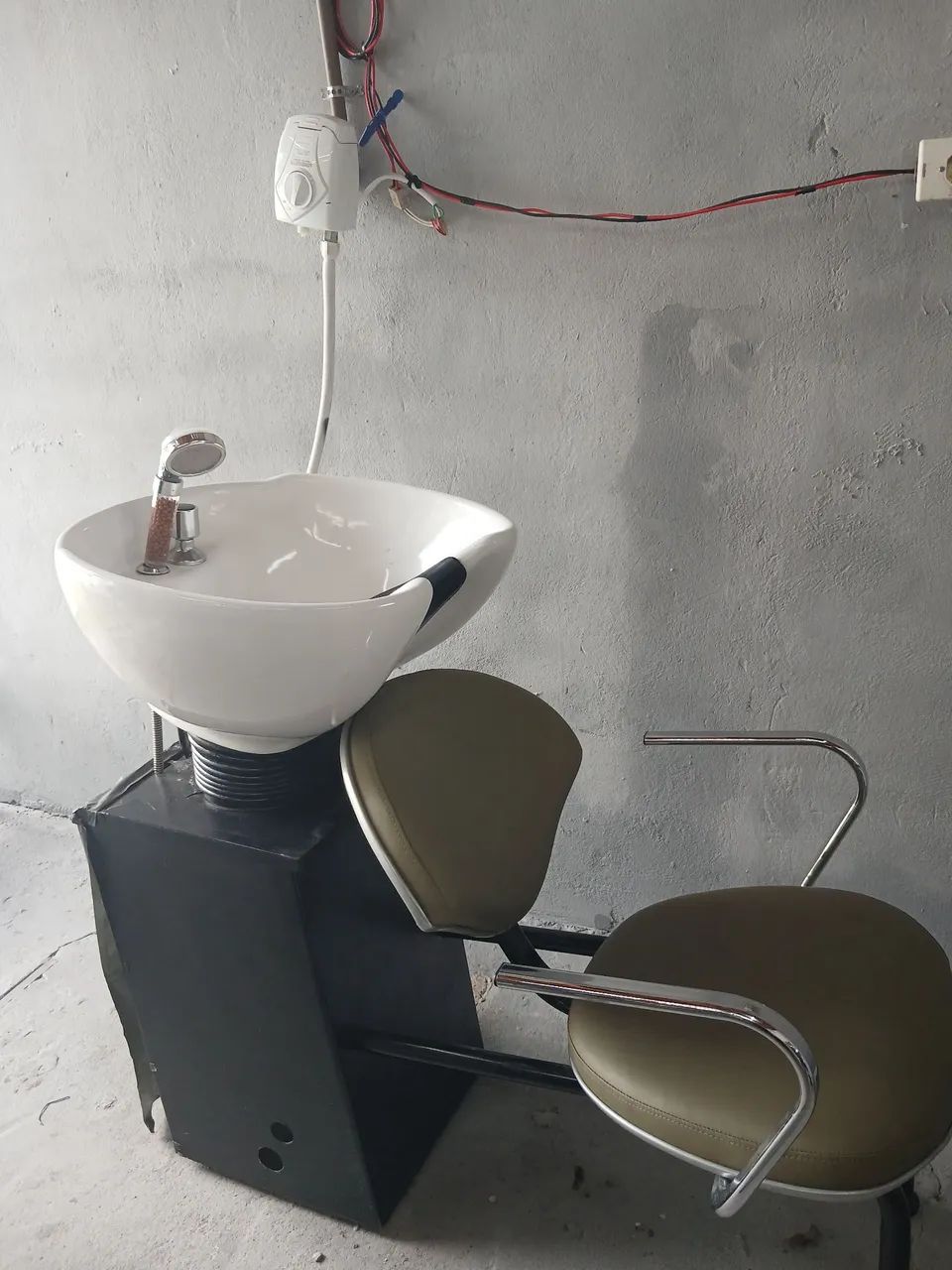 Lavatorio de porcelana com aquecedor e cadeira hidráulica para cabelereiro