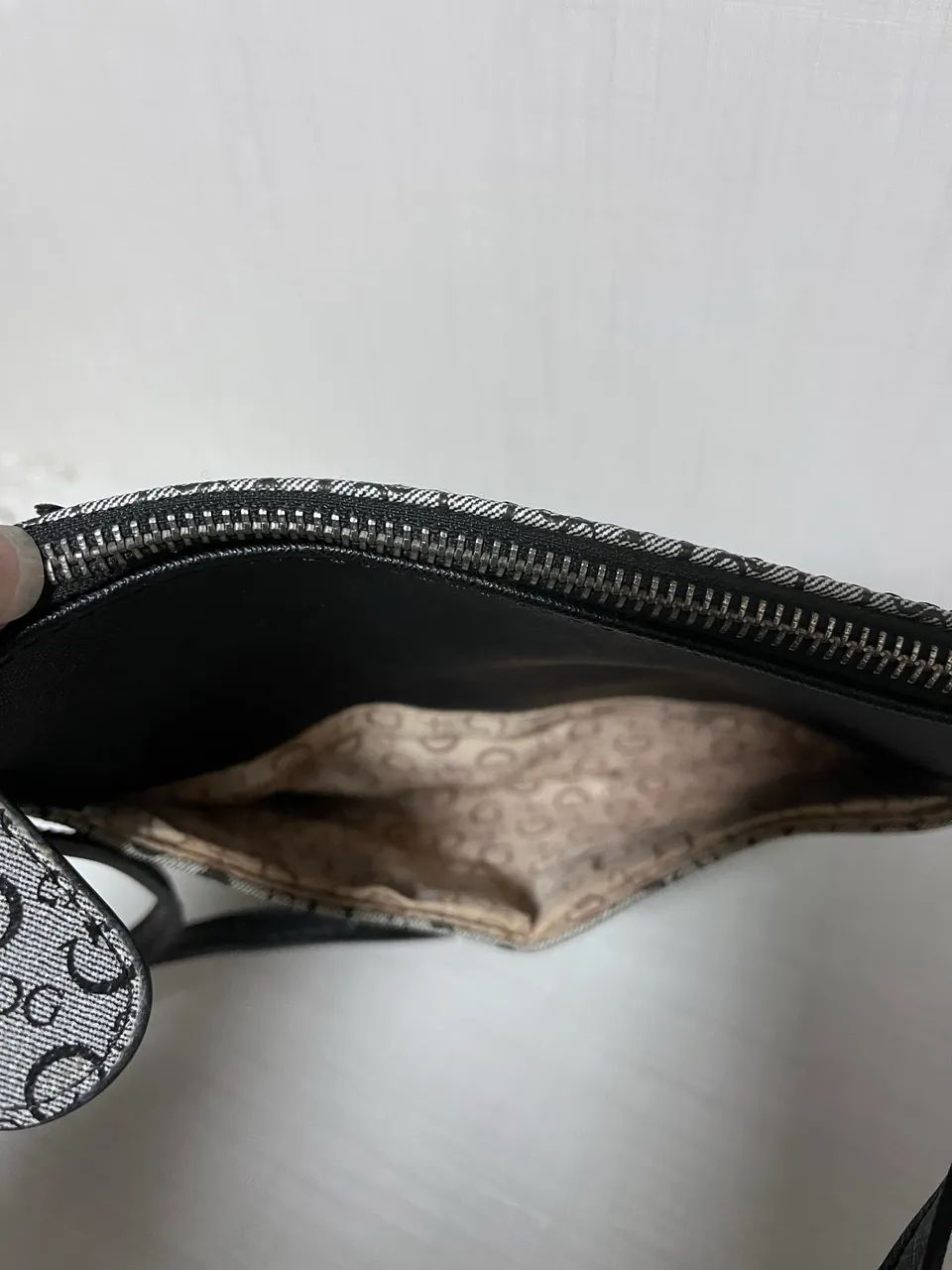 bolsa guess transversal retangular monograma com strass original - Foto 5