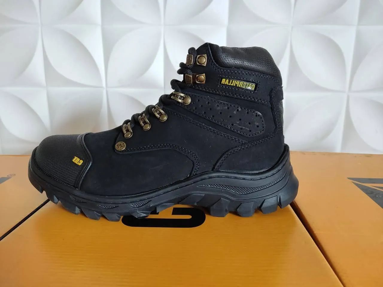 BOTA COTURNO CATERPILLAR COURO LEGÍTIMO 