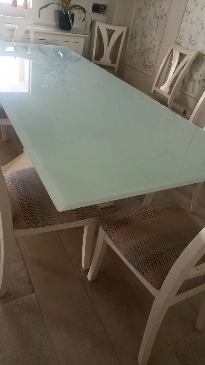 mesa em madeira com suporte embaixo e vidro  - Foto 2