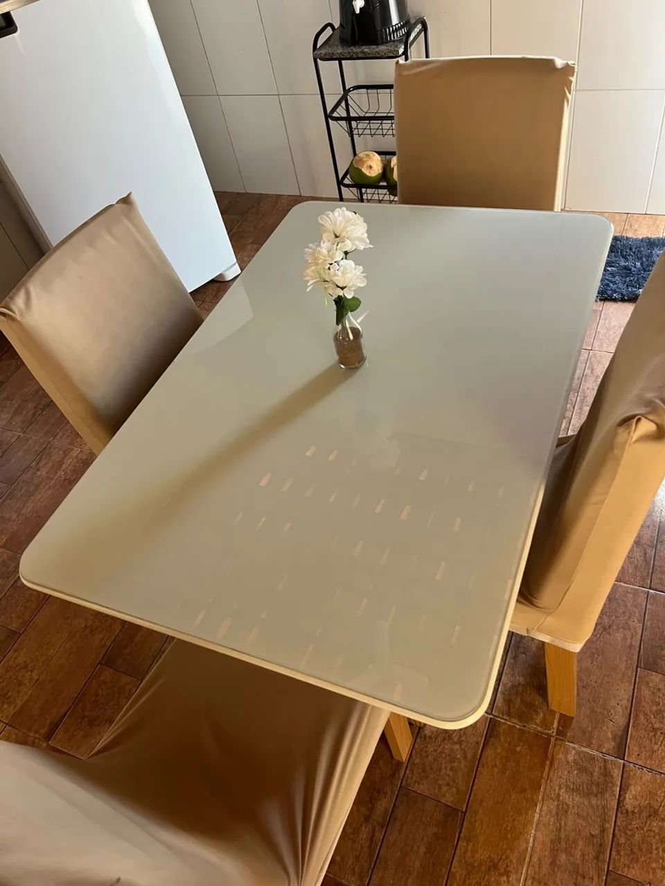 Vendo mesa com 4 cadeira 