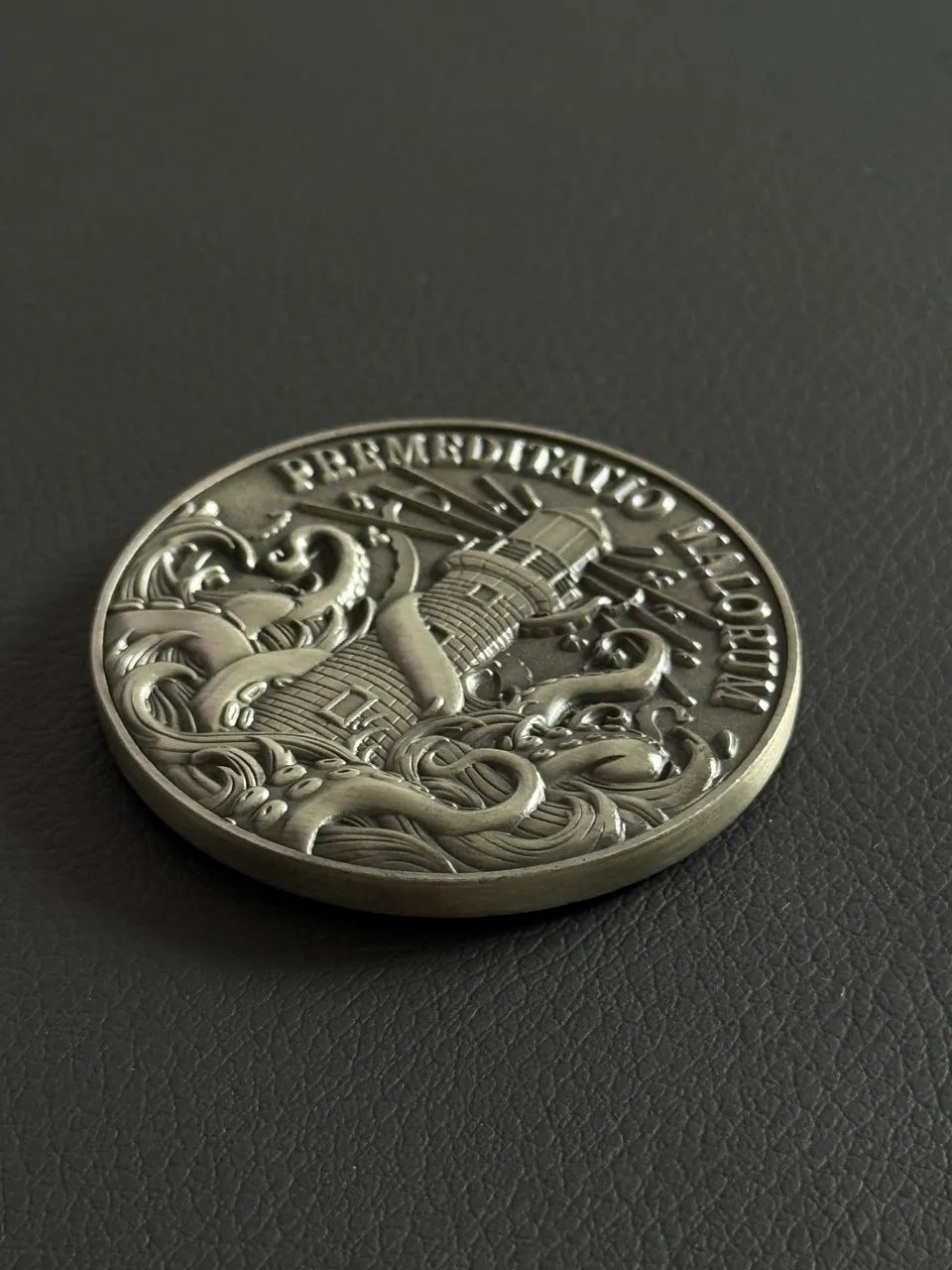 Moeda Challenge Coin Premeditatio Malorum Token.ac - Foto 3