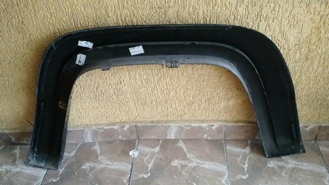 Moldura de vão de roda traseira direita Vw Amarok - Foto 4