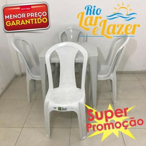 Mesa com cadeira de plastico