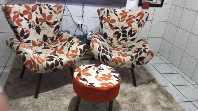Duas cadeiras + Puff/ PARA VENDER LOGO