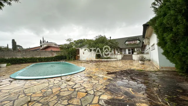 CASA COMERCIAL COM PISCINA PERTO DO BOSQUE ALEMÃO Casa comercial com piscina perto do bosq