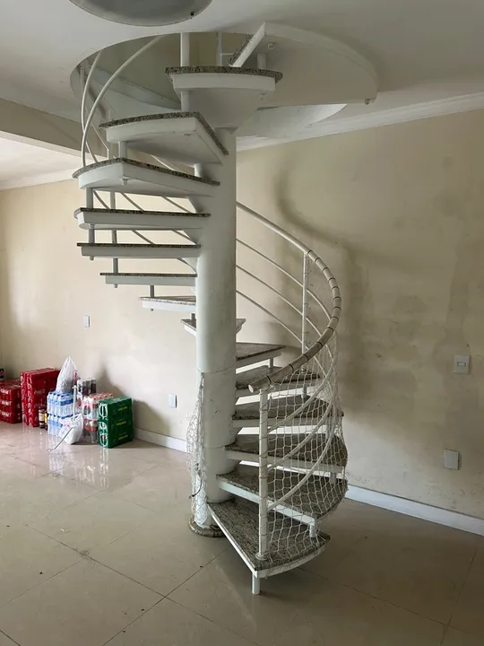 Escada de concreto com corrimão