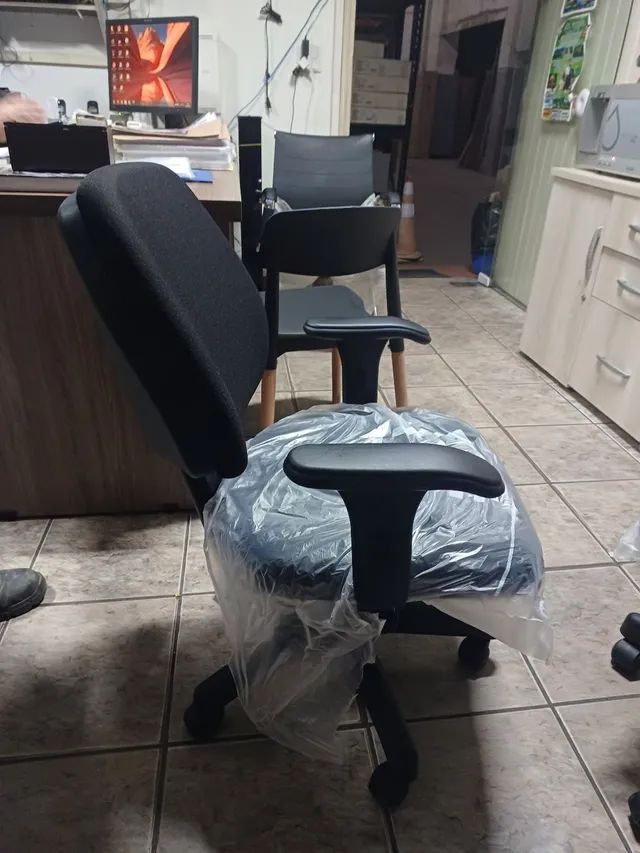 Cadeira executiva adite e Jobe com regulagem de encosto lombar.( só novas  ) - Foto 5